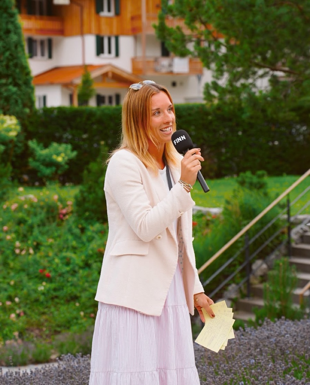 Caroline Krinner moderating outdoors with a FINN microphone
